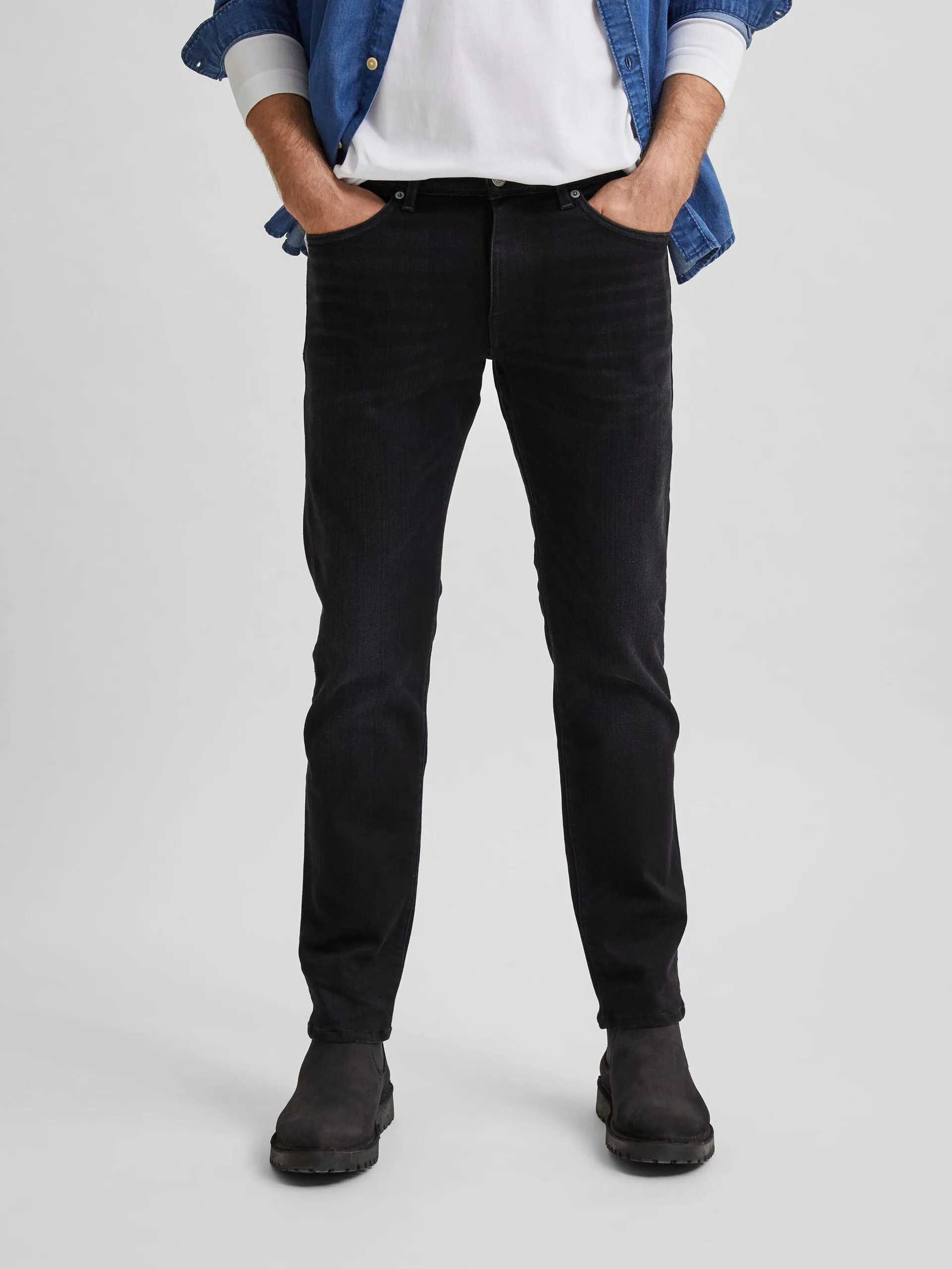 SUPER STRETCH BLACK STRAIGHT FIT JEANS